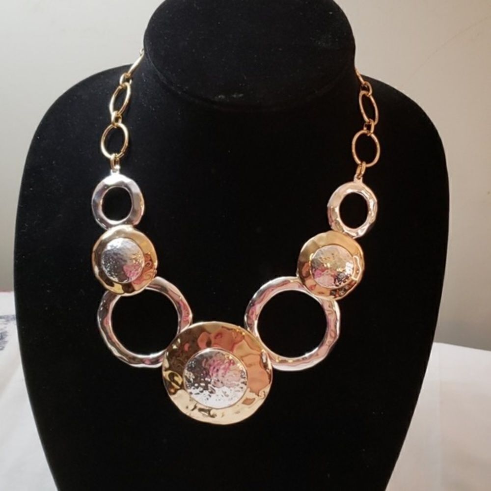 NWT St. Thomas Absolutely gorgeous! Gold Silver Shinny Polished Circles Necklace